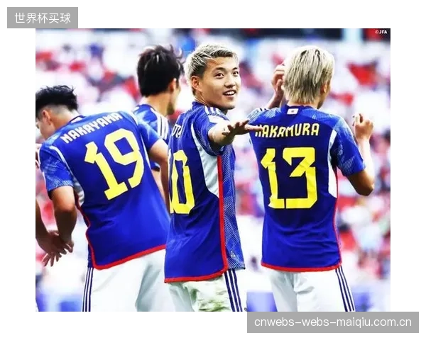 三笘薰的缺席迫使日本队调整进攻重心，伊东纯也和堂安律需在右路承担更多推进任务。